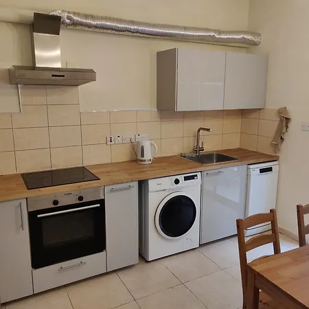 Private, 2 Bedroom House With Pool And Parking Ferienhaus